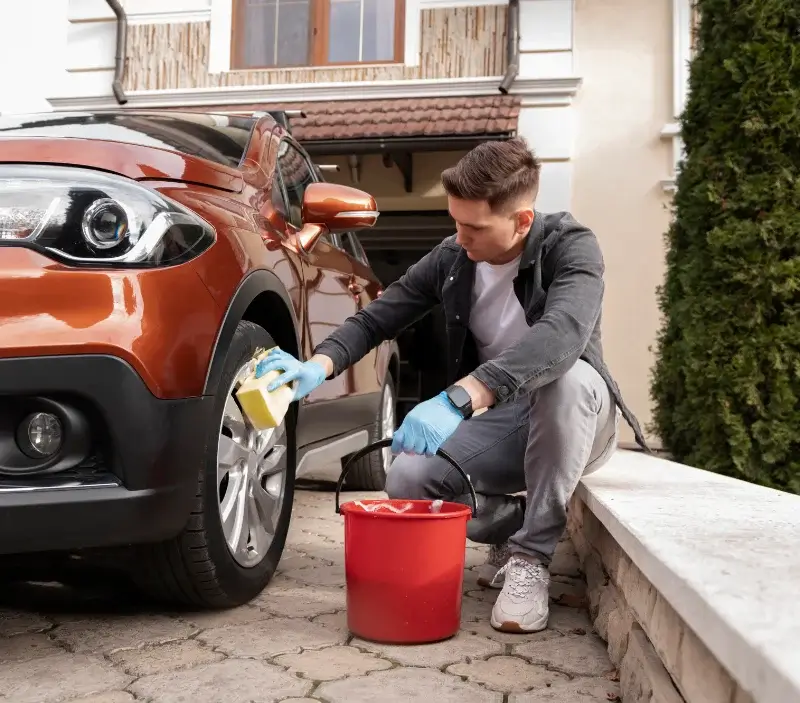 Lavage auto à domicile Souzay-Champigny : professionnel intervenant sur un véhicule